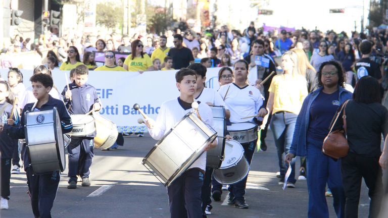 Hasteamento das Bandeiras e Desfile Cívico reuniram moradores na Avenida Rui Barbosa em uma manhã de celebração e civismo