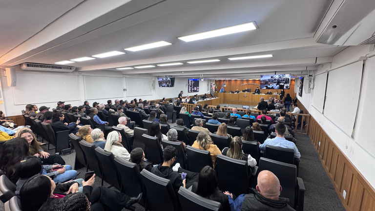 Sessão é aberta ao público, com início às 18h, no Plenário da Casa de Leis