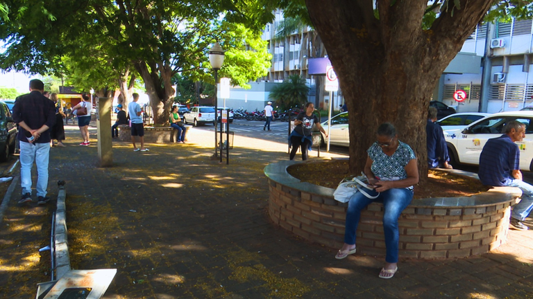 Abandonada: Praça localizada em frente ao Hospital Regional de Assis precisa ser revitalizada