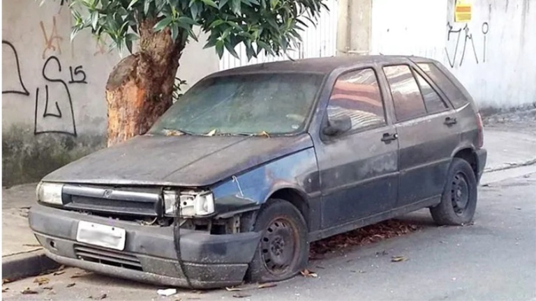 Prefeitura já havia informado que adotaria providências para retirada, mas veículos ainda permanecem nas ruas