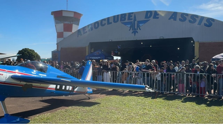 Aeroclube realiza shows aéreos e atrai fãs da aviação em Assis Aeroclube realiza shows aéreos e atrai fãs da aviação em Assis