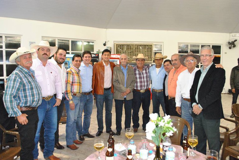 Alexandre Cachorrão e prefeito anunciam a “Queima do Alho” na FICAR 2015 Alexandre Cachorrão e prefeito anunciam a “Queima do Alho” na FICAR 2015