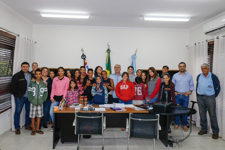 Alunos da E.E José Augusto Ribeiro visitam a Câmara Municipal Alunos da E.E José Augusto Ribeiro visitam a Câmara Municipal