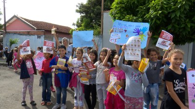 Alunos da EMEIF Mafalda Salotti realizam ação contra dengue em bairros de Assis