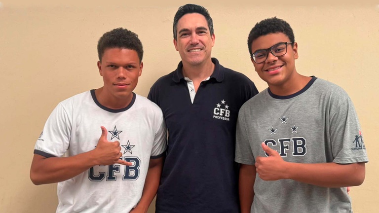 Estudantes do 1º ano do Ensino Médio foram selecionados após etapas que envolveram desempenho escolar e avaliação de inglês; viagem deve ocorrer entre o fim de janeiro e o início de fevereiro de 2027