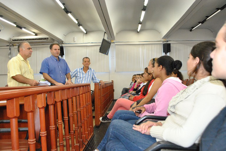 Alunos da Escola José Augusto Ribeiro realizam visita á Câmara Alunos da Escola José Augusto Ribeiro realizam visita á Câmara