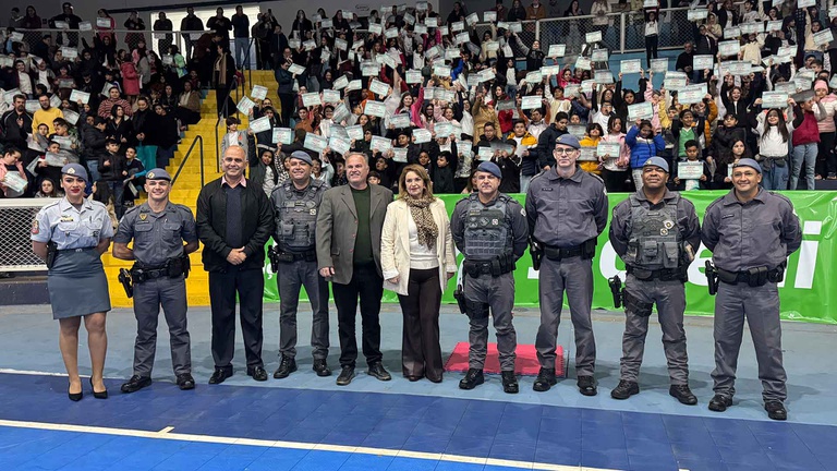 Alunos da rede municipal de ensino celebram formatura do PROERD em Assis