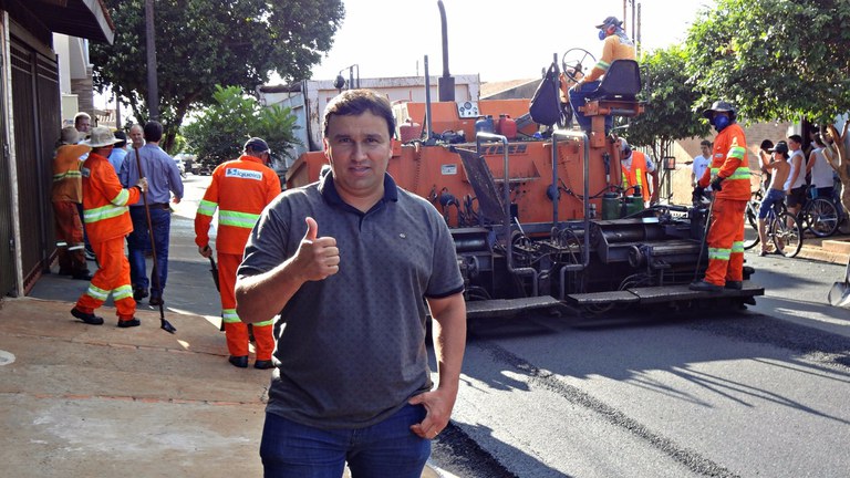 André Borracha acompanha recapeamento da Rua Cambé André Borracha acompanha recapeamento da Rua Cambé