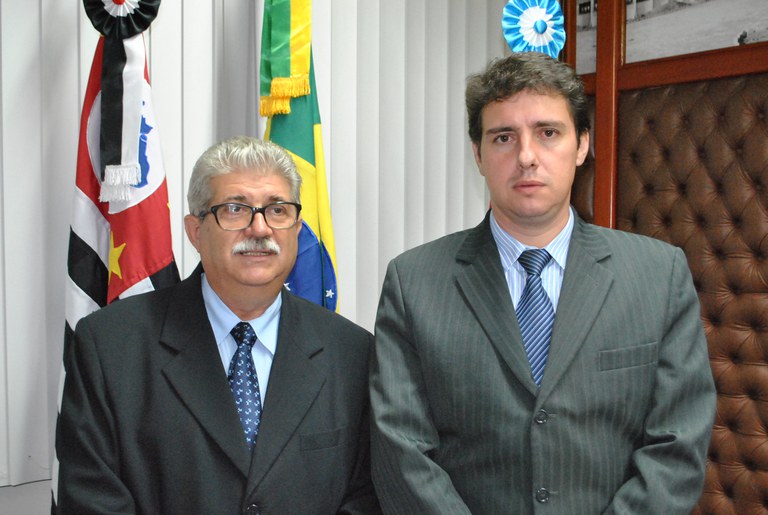 Arlindo e Cachorrão aguardam operação tapa-buracos no Parque das Flores