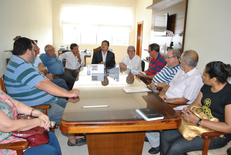 Arlindo Raio X acompanha moradores do Esmeralda Park ao gabinete do prefeito Arlindo Raio X acompanha moradores do Esmeralda Park ao gabinete do prefeito