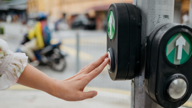 Medida amplia recursos em semáforos e prioriza pessoas com deficiência visual e mobilidade reduzida
