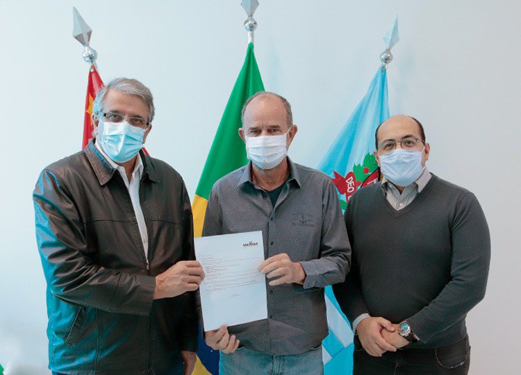 Assis recebe R$ 440 mil para aquisição de caminhão compactador e coletor de lixo Assis recebe R$ 440 mil para aquisição de caminhão compactador e coletor de lixo