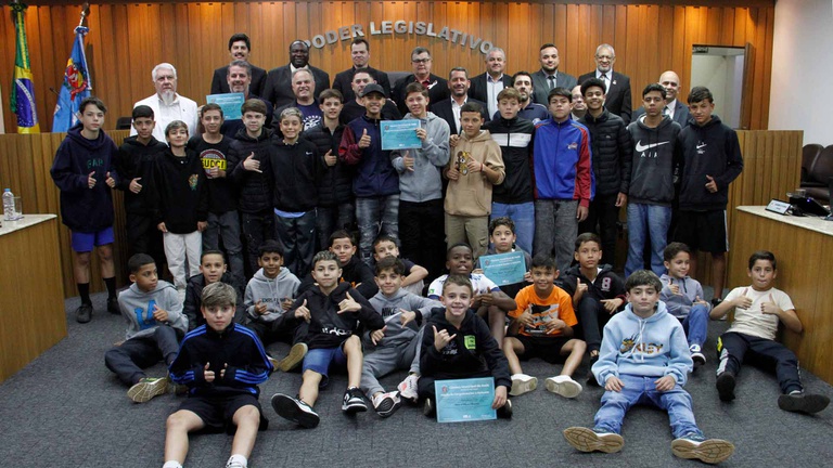 Atletas do futebol de Assis são homenageados pelo legislativo após destaque em campeonato estadual Atletas do futebol de Assis são homenageados pelo legislativo após destaque em campeonato estadual
