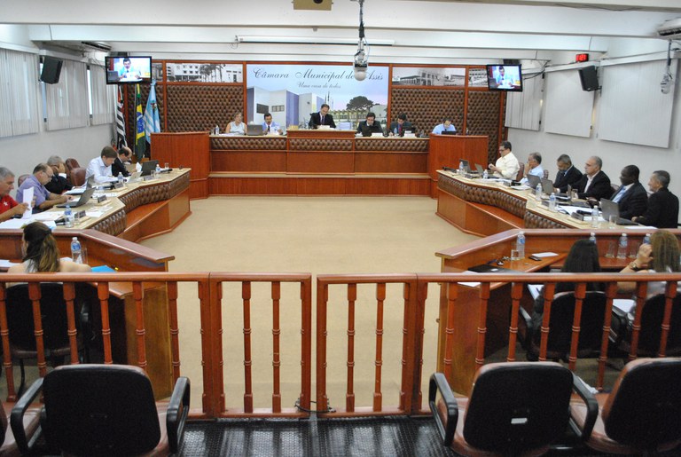 Câmara adia projetos da Educação por ausência da Secretária Câmara adia projetos da Educação por ausência da Secretária