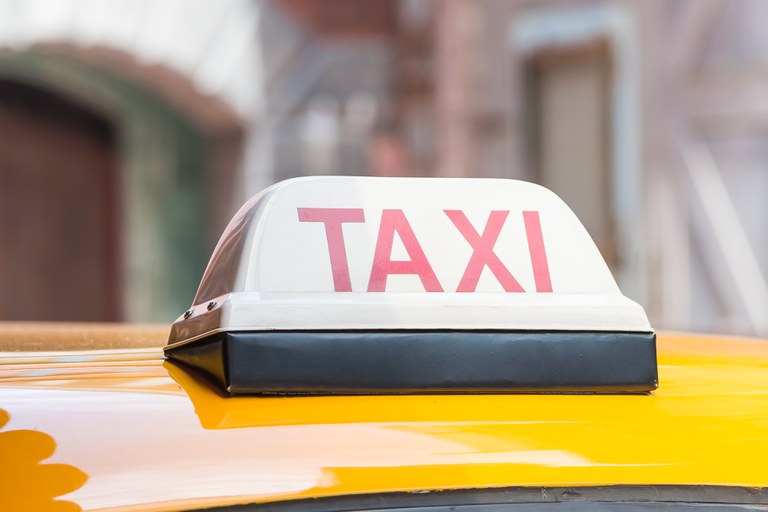 Câmara aprova projeto que regulamenta atividade de taxistas Câmara aprova projeto que regulamenta atividade de taxistas
