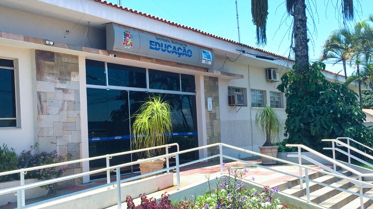 Câmara de Assis cobra transparência sobre nomeações e atuação de representantes da Educação