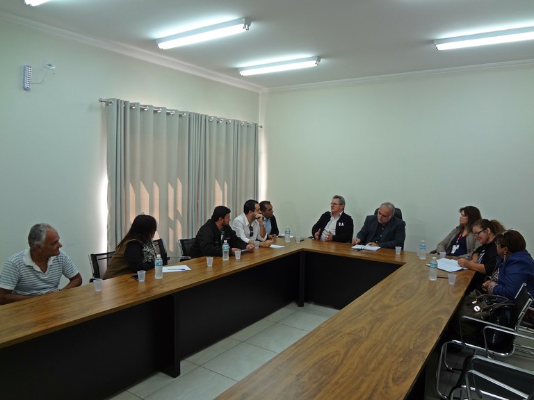 Câmara e SindSaúde unem forças para tentar barrar a terceirização do laboratório do HRA Câmara e SindSaúde unem forças para tentar barrar a terceirização do laboratório do HRA