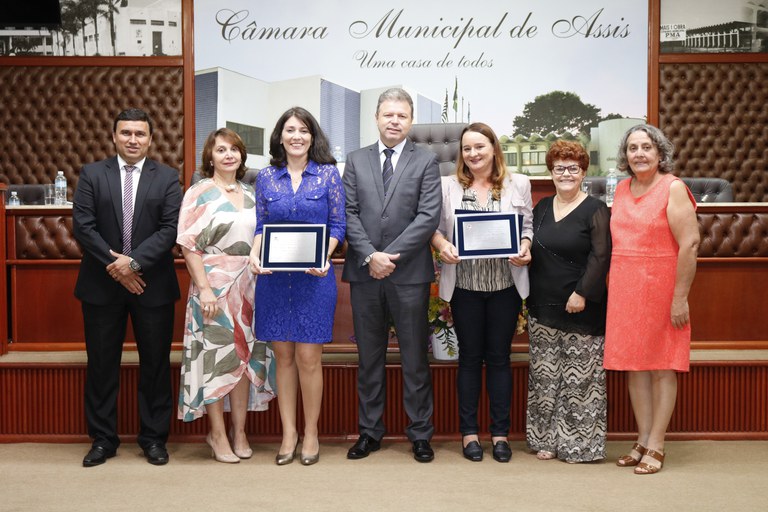 Câmara Municipal entrega diploma de Professor Padrão do Ano em Sessão Solene Câmara Municipal entrega diploma de Professor Padrão do Ano em Sessão Solene