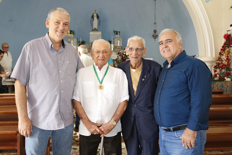 Câmara Municipal homenageia Senhor Waldyr Max com entrega de medalha Câmara Municipal homenageia Senhor Waldyr Max com entrega de medalha