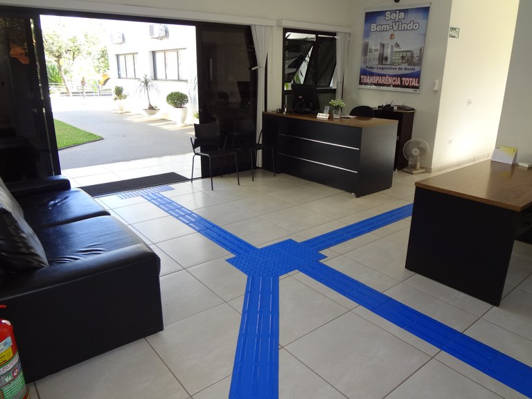 Câmara Municipal instala piso tátil para deficientes visuais Câmara Municipal instala piso tátil para deficientes visuais