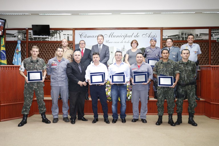 Câmara Municipal realiza entrega de Diplomas de Policial Padrão e Atirador Destaque do Ano Câmara Municipal realiza entrega de Diplomas de Policial Padrão e Atirador Destaque do Ano