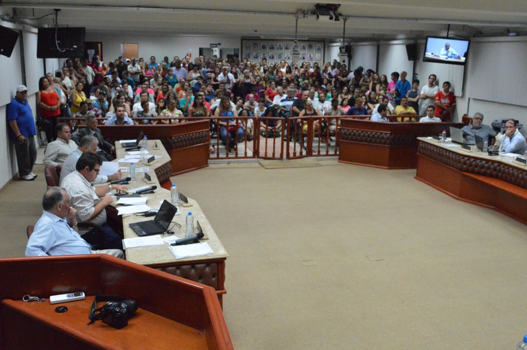 Câmara realiza sessão com grande público e apoia os servidores acatando denúncia Câmara realiza sessão com grande público e apoia os servidores acatando denúncia