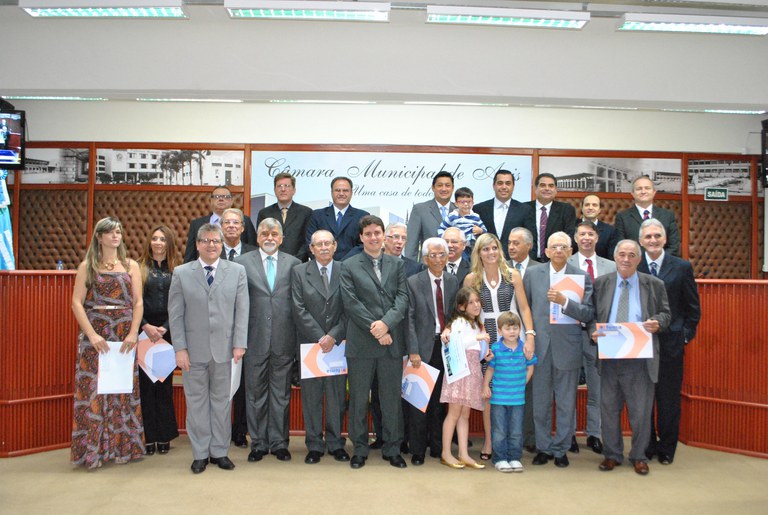 Câmara realiza Sessão Solene e homenageia 20 profissionais com “Mérito Jurídico” Câmara realiza Sessão Solene e homenageia 20 profissionais com “Mérito Jurídico”