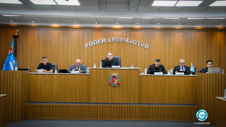 Sessão é aberta ao público, com início às 18h, no Plenário da Casa de Leis