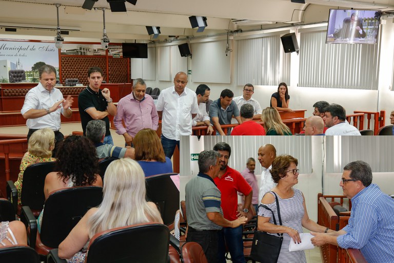 Câmara recebe comerciantes do “Mercadão” que protestam contra a mudança de local do terminal de transporte urbano. Câmara recebe comerciantes do “Mercadão” que protestam contra a mudança de local do terminal de transporte urbano.
