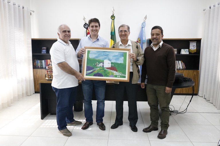 Câmara recebe doação de quadro do Ranchinho Câmara recebe doação de quadro do Ranchinho