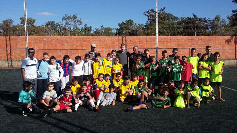 Célio Diniz acompanha tarde de futebol com a garotada Célio Diniz acompanha tarde de futebol com a garotada