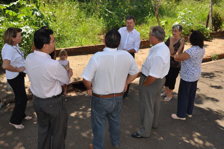 Célio Diniz agradece Executivo por melhorias em terreno ao lado da Câmara Municipal Célio Diniz agradece Executivo por melhorias em terreno ao lado da Câmara Municipal