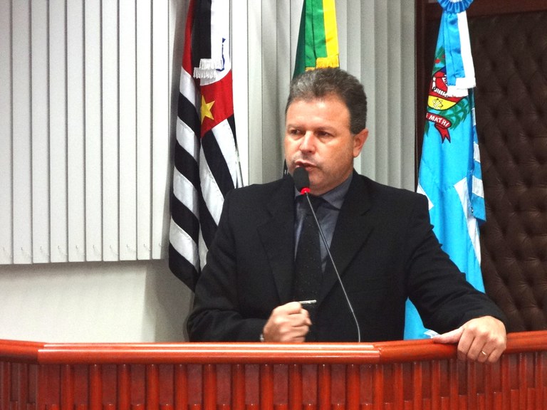 Célio Diniz pede melhorias na sinalização e manutenção das rotatórias da cidade