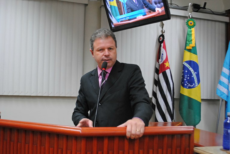 Célio Diniz solicita abertura do canteiro central da Av. Dom Antônio Célio Diniz solicita abertura do canteiro central da Av. Dom Antônio