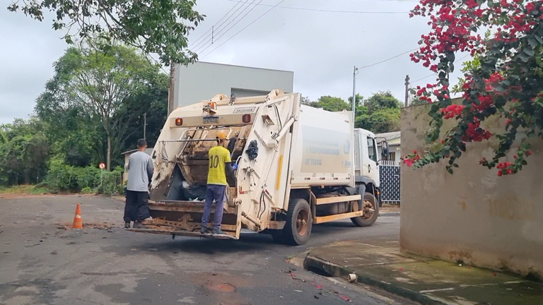 Coleta de lixo e pagamentos em atraso são temas de questionamentos à Prefeitura