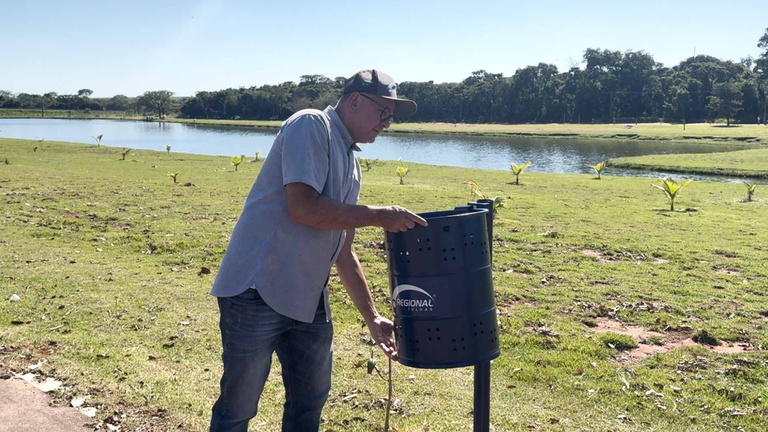 Com iniciativa do vereador Fernando Kiko, prefeitura instala lixeiras no Parque das Águas