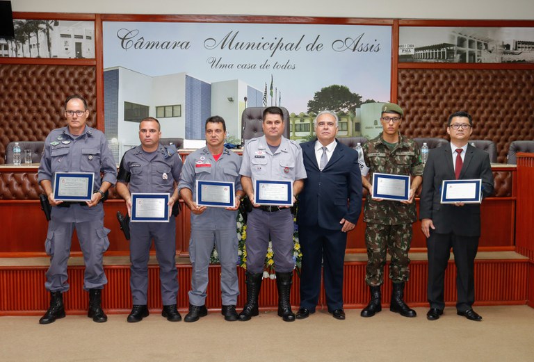 Com plenário cheio, Câmara entrega os Diplomas de Policial Padrão do Ano e Atirador Destaque do Ano Com plenário cheio, Câmara entrega os Diplomas de Policial Padrão do Ano e Atirador Destaque do Ano