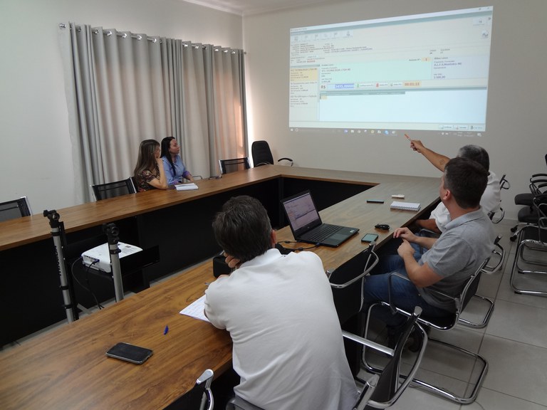 Comissão de Licitação da Câmara de Assis participa de treinamento Comissão de Licitação da Câmara de Assis participa de treinamento