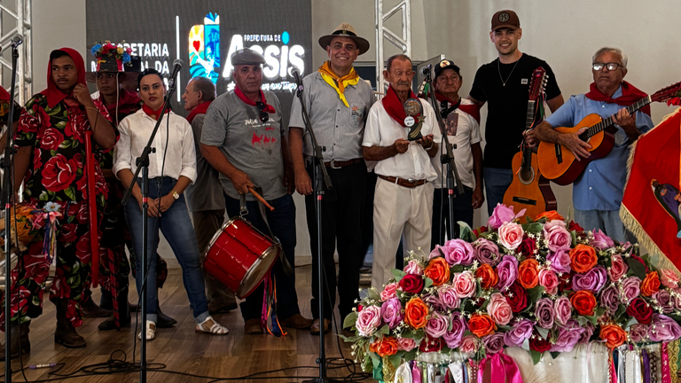 Encontro de Bandeiras de Santos Reis reúne centenas de pessoas e homenageia ACIA pela parceria