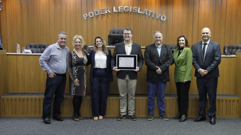 Entrega do Título ‘Cidadão Assisense’ ao Dr. Danilo Zanutto é marcada por emoção e homenagens na Câmara Municipal