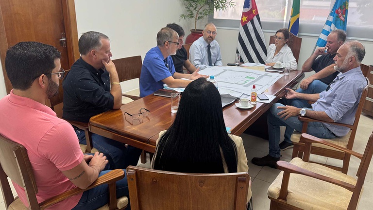 Executivo, Legislativo e MP discutem projeto para escoamento de água na região da Câmara Municipal de Assis Executivo, Legislativo e MP discutem projeto para escoamento de água na região da Câmara Municipal de Assis