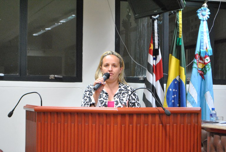 Filha que procura túmulo da mãe reforça mau atendimento pela administração do cemitério Filha que procura túmulo da mãe reforça mau atendimento pela administração do cemitério