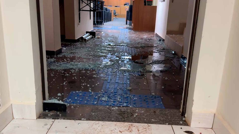 Corredor entre a tv e o plenário