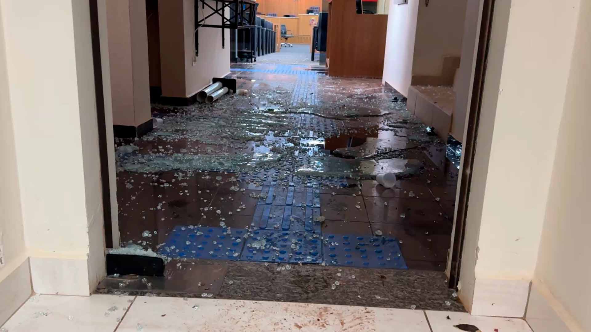 Corredor entre a tv e o plenário