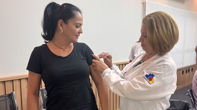 Funcionários da Câmara são vacinados contra gripe e COVID-19 Funcionários da Câmara são vacinados contra gripe e COVID-19