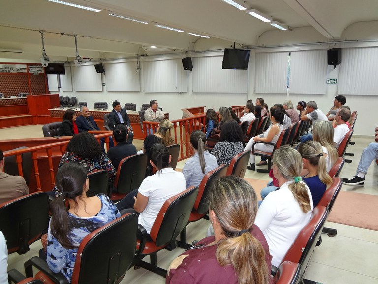 Funcionários da UPA pedem ajuda aos vereadores sobre o fim do convênio entre Prefeitura e CIVAP Funcionários da UPA pedem ajuda aos vereadores sobre o fim do convênio entre Prefeitura e CIVAP