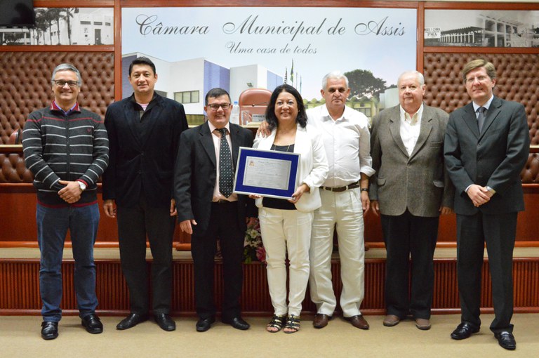 Gordinho entrega título de Cidadã Assisense à Professora Maísa Gordinho entrega título de Cidadã Assisense à Professora Maísa