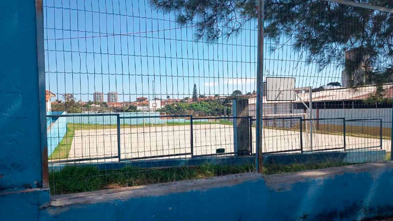 Indicação na Câmara pede cobertura para quadra da EMEIF Firmino Leandro