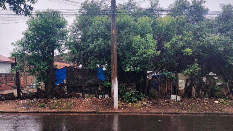 Indicação solicita limpeza de terreno e construção de calçada na Vila Glória, em Assis