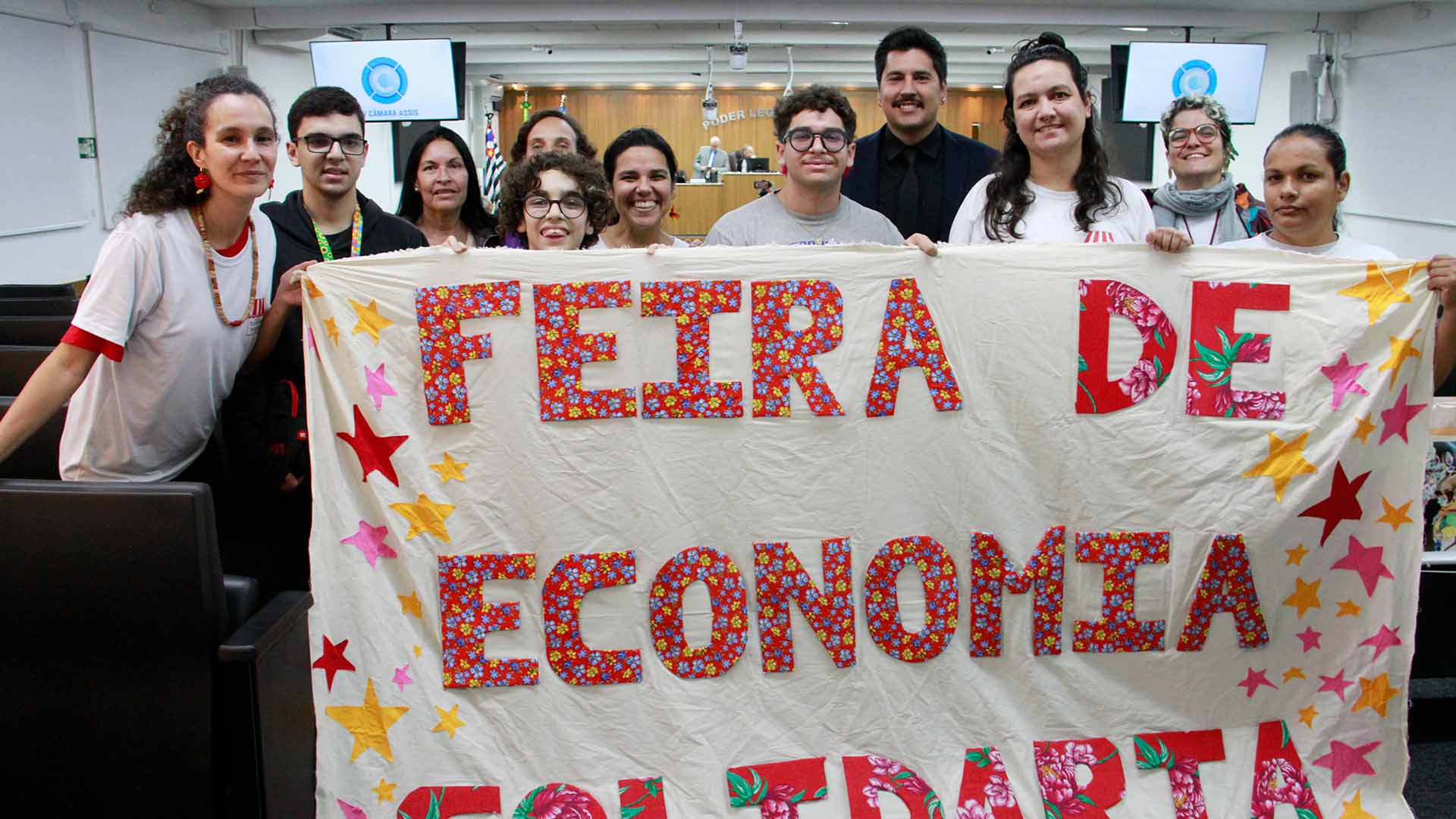 Integrantes da feira com o vereador Fernando Sirchia após aprovação do projeto